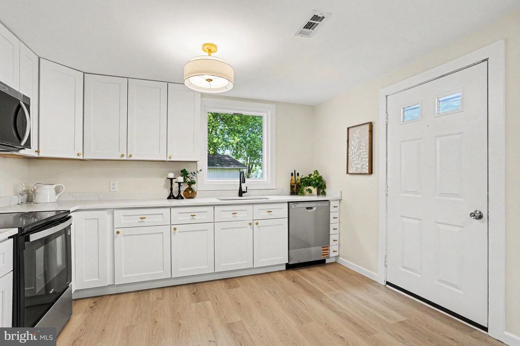 Image 13 of property listing at 910 PIERPOINT DR, Pasadena, MD 21122