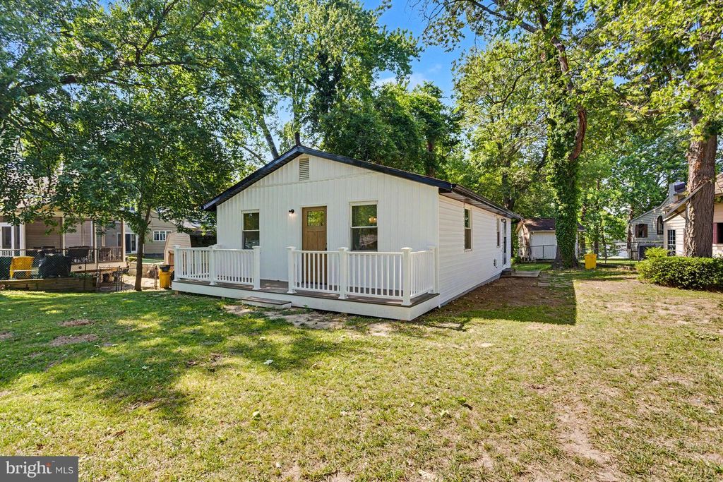 Image 2 of property listing at 910 PIERPOINT DR, Pasadena, MD 21122