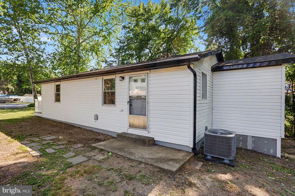 Image 24 of property listing at 910 PIERPOINT DR, Pasadena, MD 21122