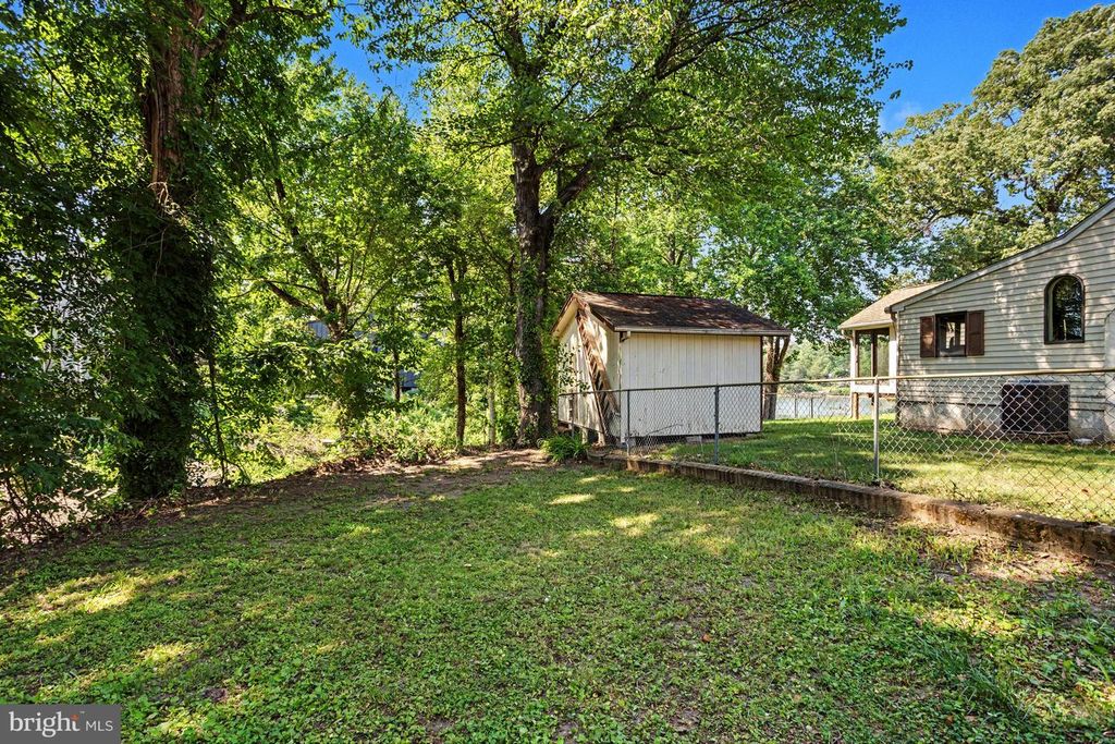 Image 25 of property listing at 910 PIERPOINT DR, Pasadena, MD 21122