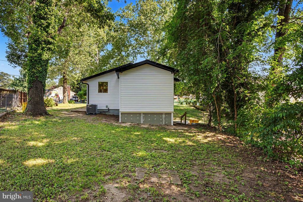 Image 26 of property listing at 910 PIERPOINT DR, Pasadena, MD 21122