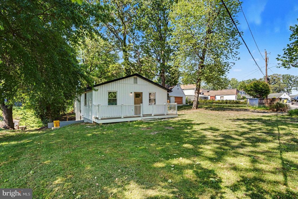 Image 3 of property listing at 910 PIERPOINT DR, Pasadena, MD 21122