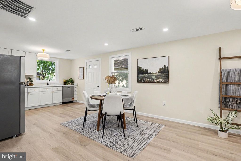 Image 9 of property listing at 910 PIERPOINT DR, Pasadena, MD 21122
