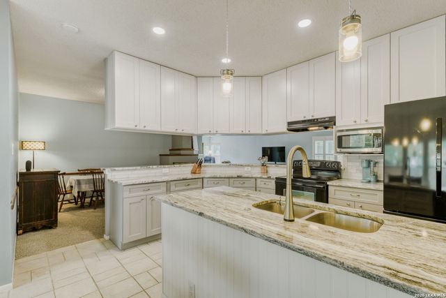 8201 Rimline Dr, San Antonio, TX 78251