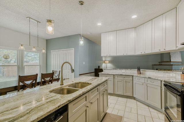 8201 Rimline Dr, San Antonio, TX 78251