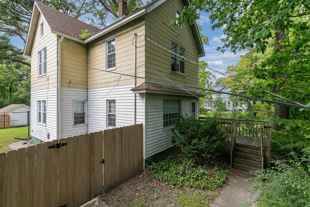 719 3RD Street, Moline, IL 61265