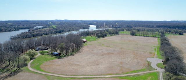 1111 E Robertson Rd, Castalian Springs, TN 37031