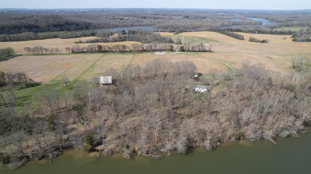 1111 E Robertson Rd, Castalian Springs, TN 37031