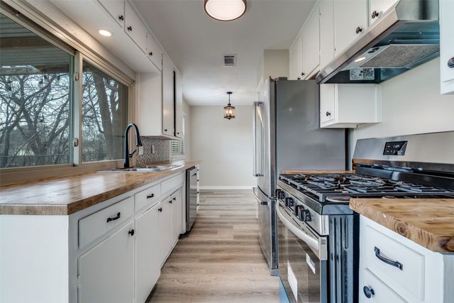 820 E Glendale Street, Crowley, TX 76036