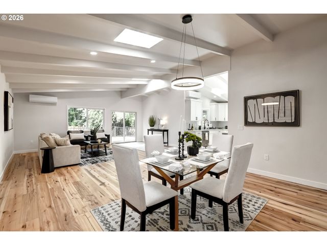 8885 Sw WHITEPINE Ln, Portland, OR 97225