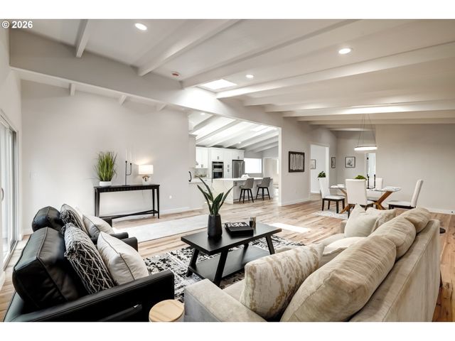 8885 Sw WHITEPINE Ln, Portland, OR 97225