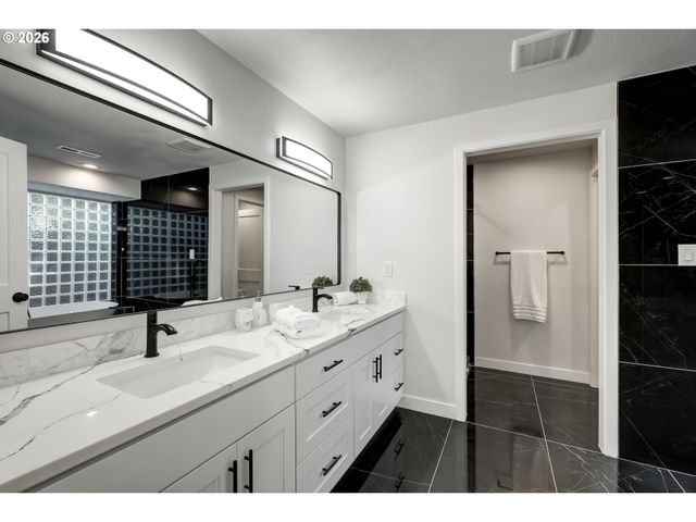 8885 Sw WHITEPINE Ln, Portland, OR 97225