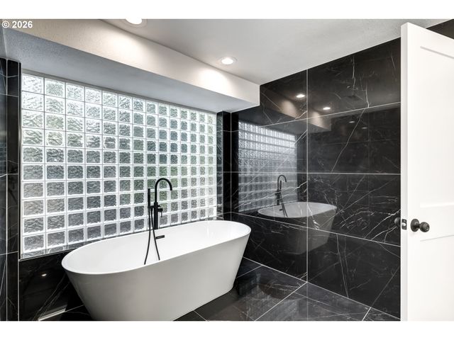 8885 Sw WHITEPINE Ln, Portland, OR 97225