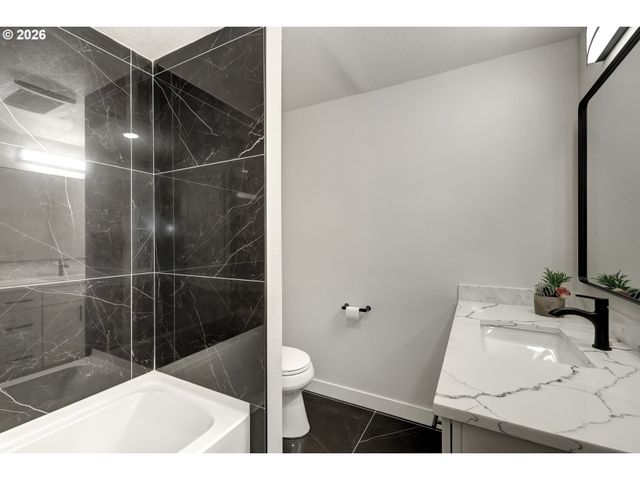 8885 Sw WHITEPINE Ln, Portland, OR 97225