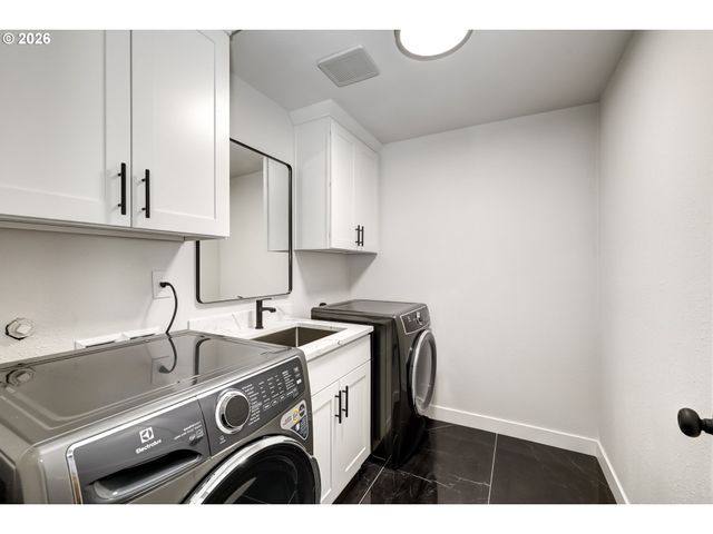 8885 Sw WHITEPINE Ln, Portland, OR 97225