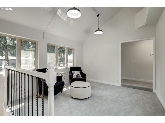 8885 Sw WHITEPINE Ln, Portland, OR 97225