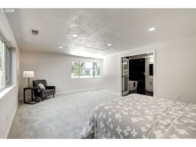 8885 Sw WHITEPINE Ln, Portland, OR 97225