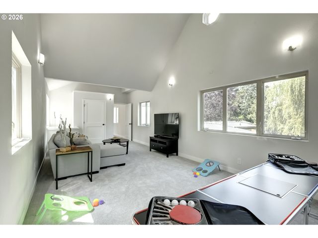 8885 Sw WHITEPINE Ln, Portland, OR 97225