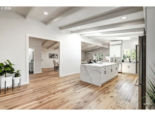 8885 Sw WHITEPINE Ln, Portland, OR 97225