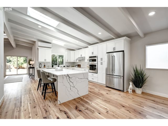 8885 Sw WHITEPINE Ln, Portland, OR 97225