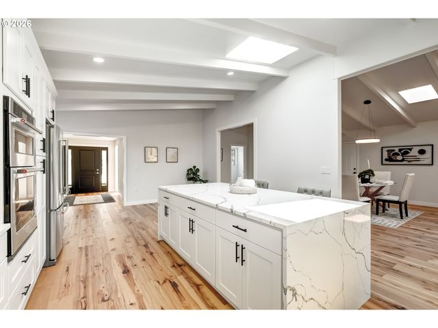 8885 Sw WHITEPINE Ln, Portland, OR 97225