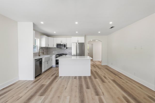 621 TRUMAN Street, Arlington, TX 76011