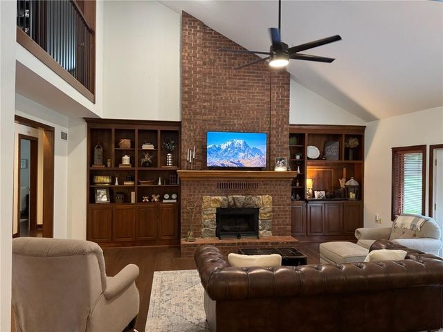 1000 Main Street, Higginsville, MO 64037