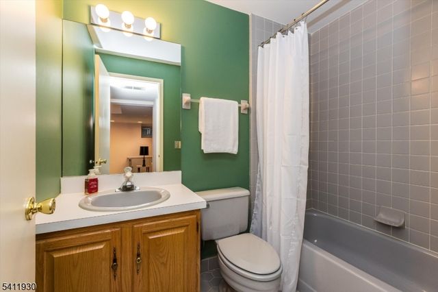 61 Mill Pond Rd 61, Woodland Park, NJ 07424