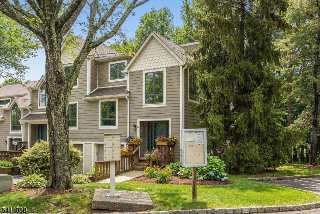 61 Mill Pond Rd 61, Woodland Park, NJ 07424