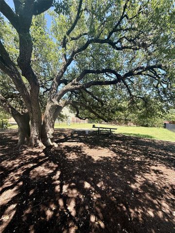 907 Sleepy Dell LN, Austin, TX 78748