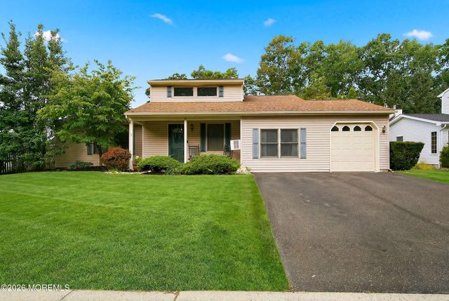 15 Honeysuckle Way, Howell, NJ 07731