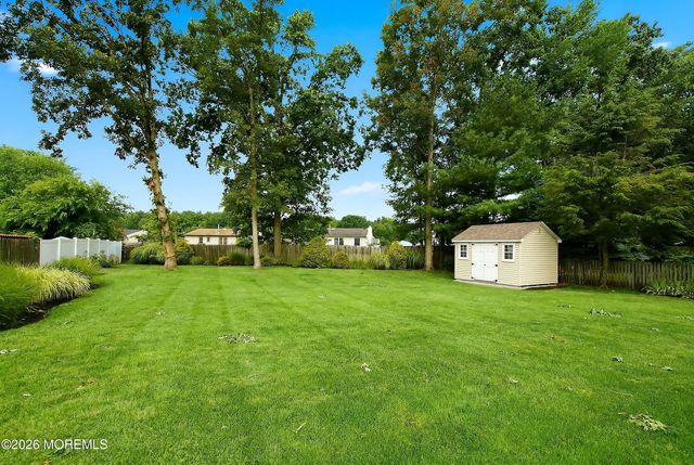 15 Honeysuckle Way, Howell, NJ 07731