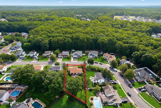 15 Honeysuckle Way, Howell, NJ 07731