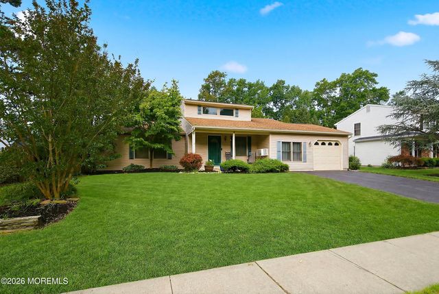 15 Honeysuckle Way, Howell, NJ 07731