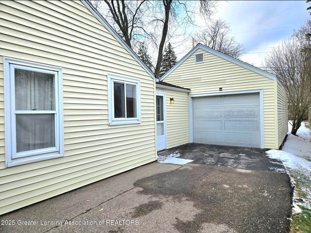 3014 Timber Drive, Lansing, MI 48917