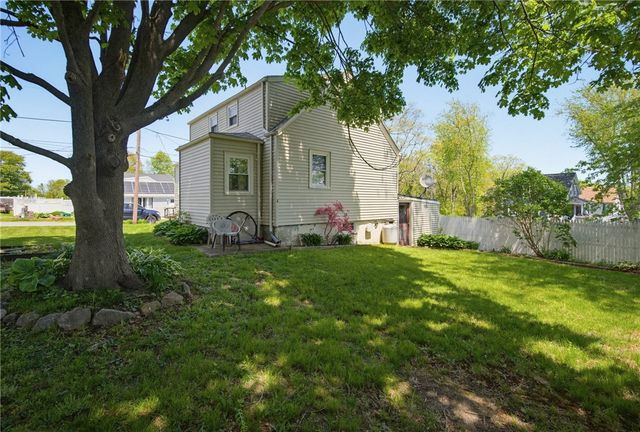 34 Farnum Street, Tiverton, RI 02878