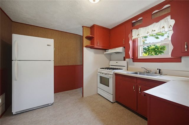 34 Farnum Street, Tiverton, RI 02878