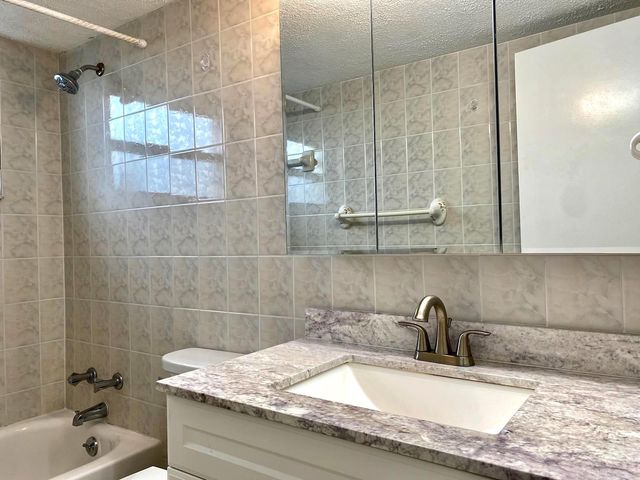 2555 NE 11th St 402, Fort Lauderdale, FL 33304