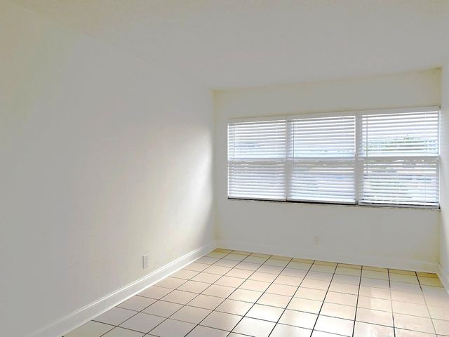 2555 NE 11th St 402, Fort Lauderdale, FL 33304