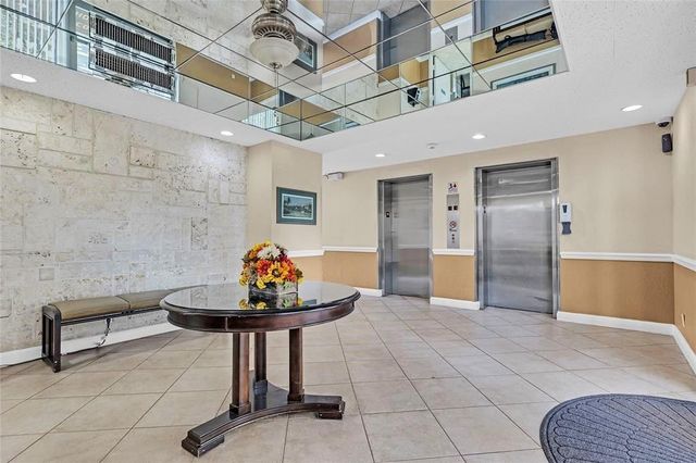 2555 NE 11th St 402, Fort Lauderdale, FL 33304