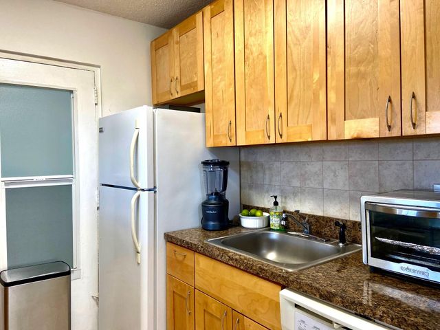 2555 NE 11th St 402, Fort Lauderdale, FL 33304