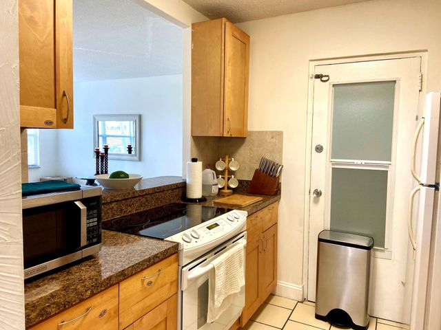 2555 NE 11th St 402, Fort Lauderdale, FL 33304