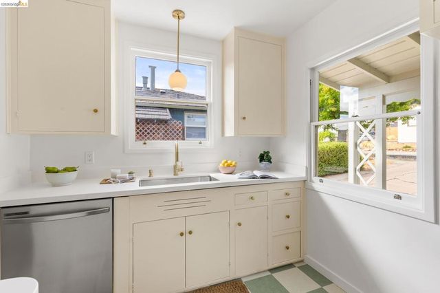 2533 Rampart St, Oakland, CA 94602