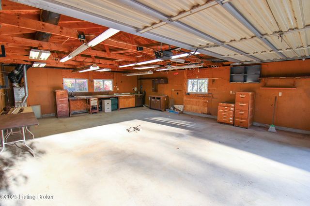 484 Tollview Dr, Shepherdsville, KY 40165