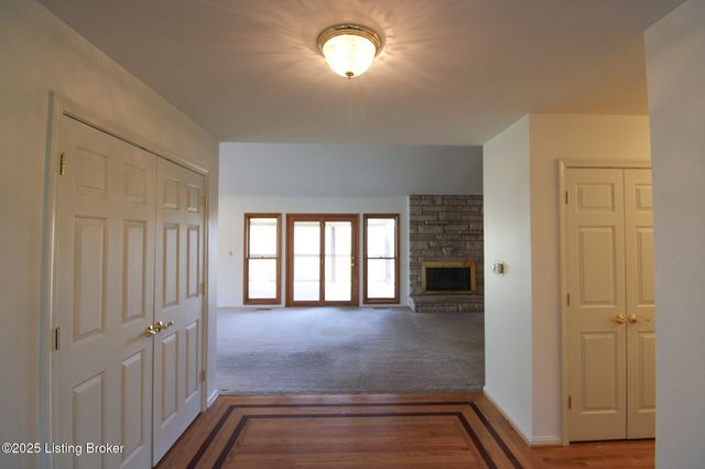 484 Tollview Dr, Shepherdsville, KY 40165