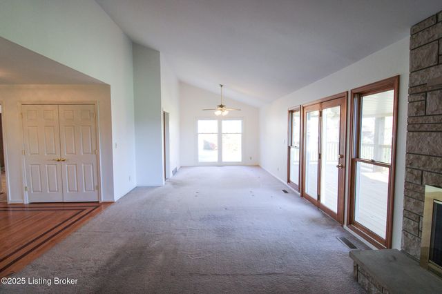 484 Tollview Dr, Shepherdsville, KY 40165