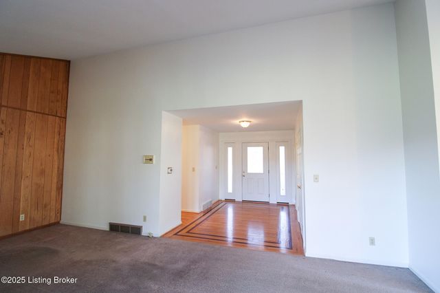 484 Tollview Dr, Shepherdsville, KY 40165