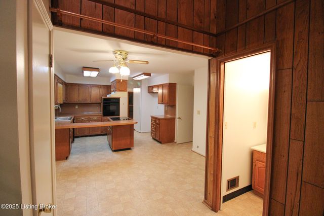 484 Tollview Dr, Shepherdsville, KY 40165