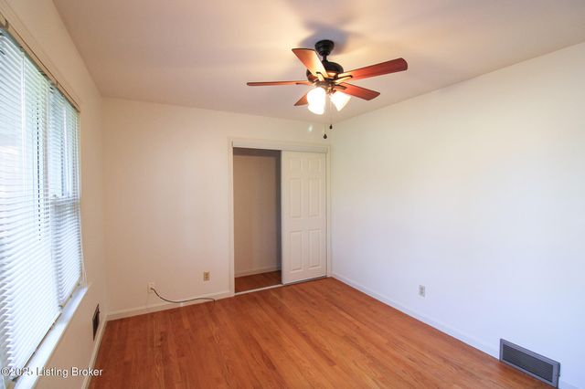 484 Tollview Dr, Shepherdsville, KY 40165