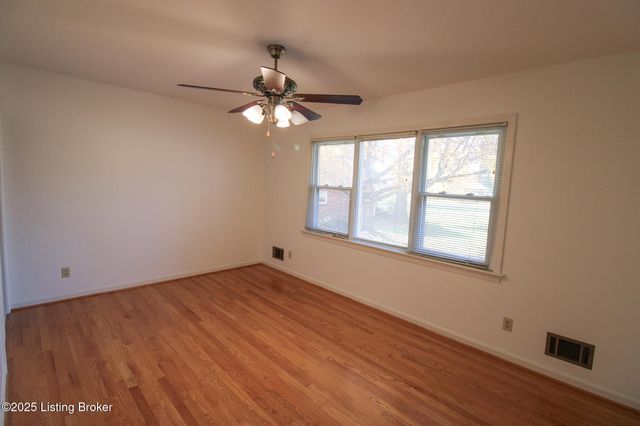 484 Tollview Dr, Shepherdsville, KY 40165